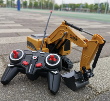 Радиоуправляемый excavator точная полнофункциональная
копия настоящей строительной техники. Скрупулезно детализация всех элементов
модели выполнена очень реалистично. Стрела с поворотной платформой,
металлический ковш,  элементы ходовой части,  все выглядит точно так же как на
настоящем экскаваторе.
Он может перемещаться на гусеницах вперед-назад, может поворачивать влево,
вправо и разворачиваться на месте.  Кроме этого можно поворачивать платформу с
кабиной и управлять полнофункциональной стрелой с металлическим ковшом.
Экскаватора легко копает сухой песок и может загружать его в кузов игрушечного
самосвала.  Во время работы радиоуправляемого экскаватора у него
светятся фары и раздается звуковая имитация механизмов.