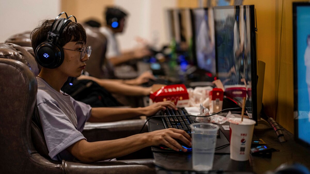 Remember me game. Telltale back to the future. Иностранцы на красной площади. Иностранцы об играх будущего. Back to the future игра.