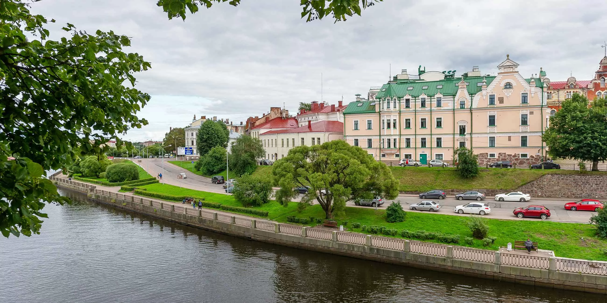 Туристы приезжают в Выборг насладиться красивой архитектурой и потрясающей северной природой.