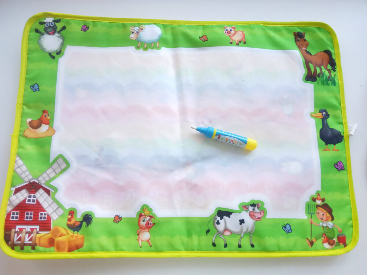 Коврик яркий, так что ребенку обязательно понравится.