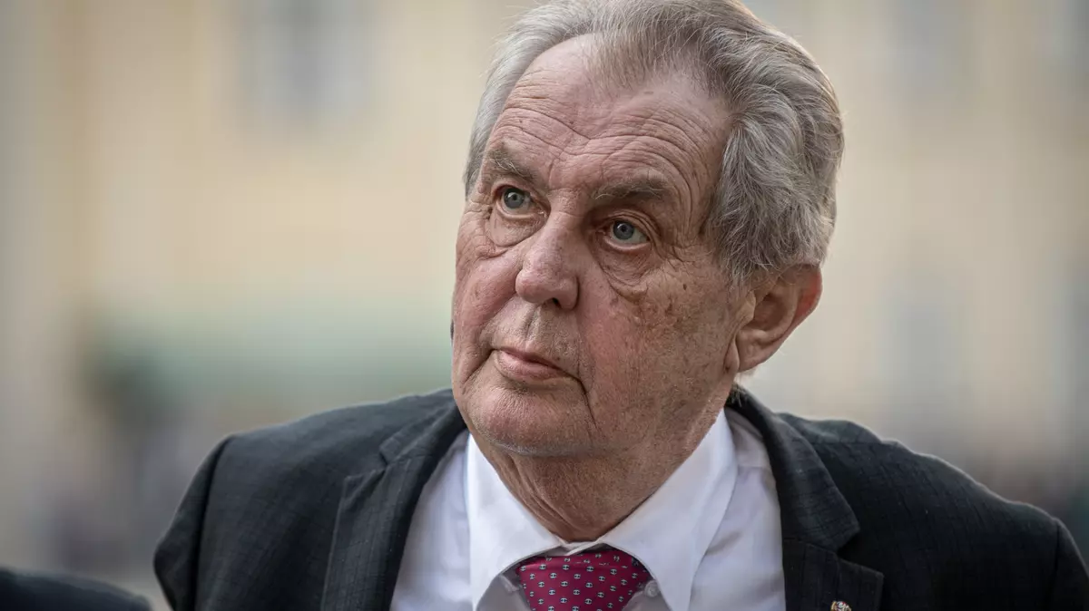 Милош Земан с воскресенья госпитализирован в Центральный военный госпиталь Праги (архивный снимок от мая 2021 года).