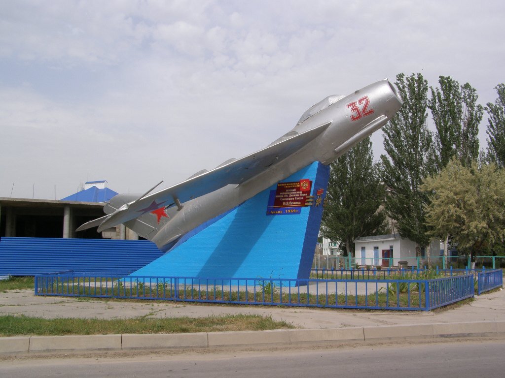 Памянник самолету МИГ возле Анапы. фото автора 