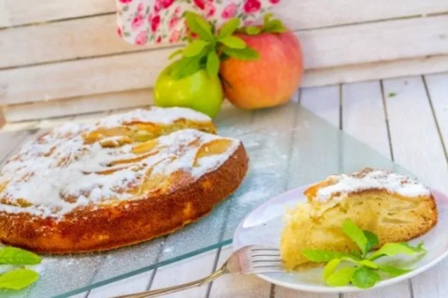 Шарлотка на кефире 