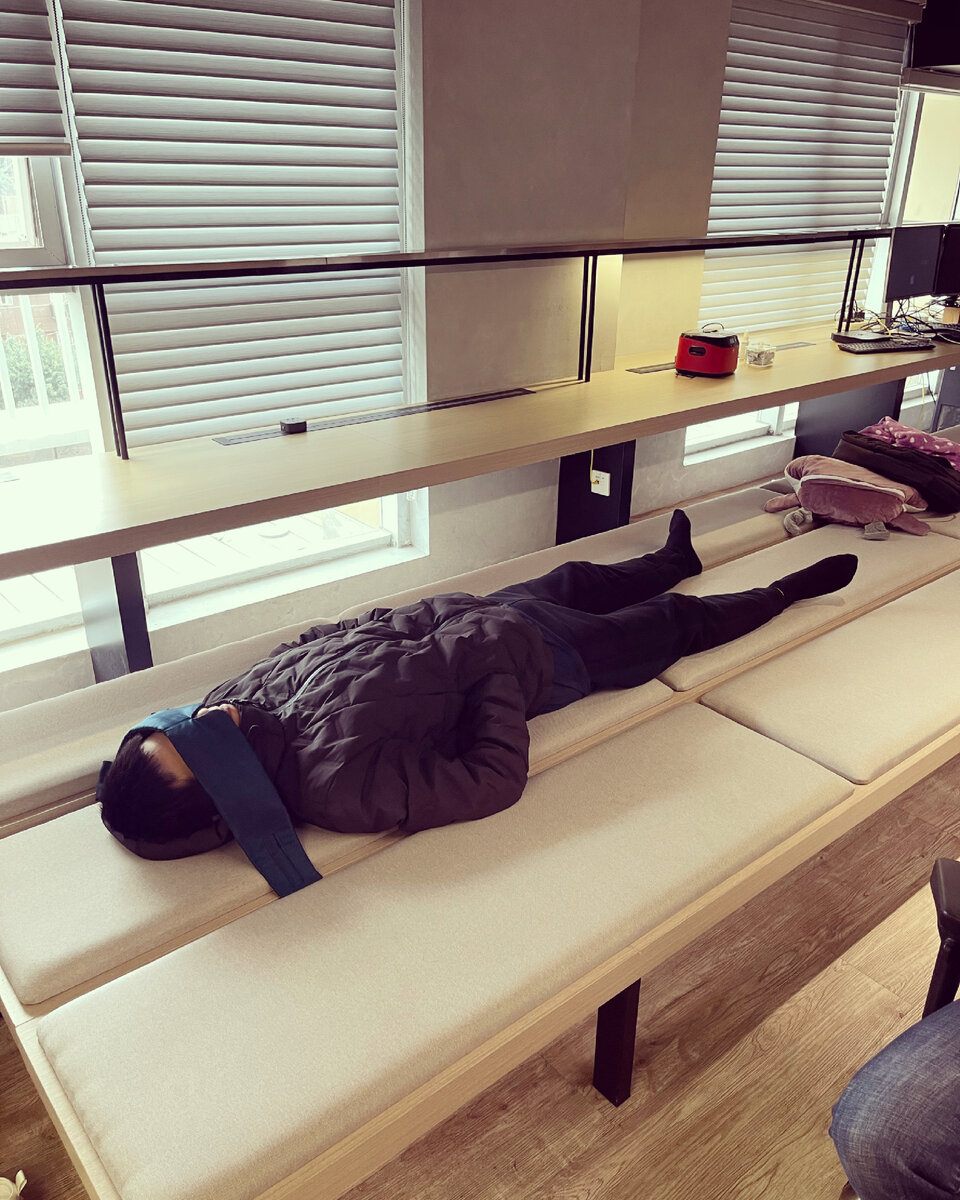 Лежащий коллега 