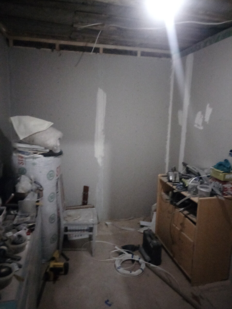 проходная комната, слева где стоит минвата будет площадка