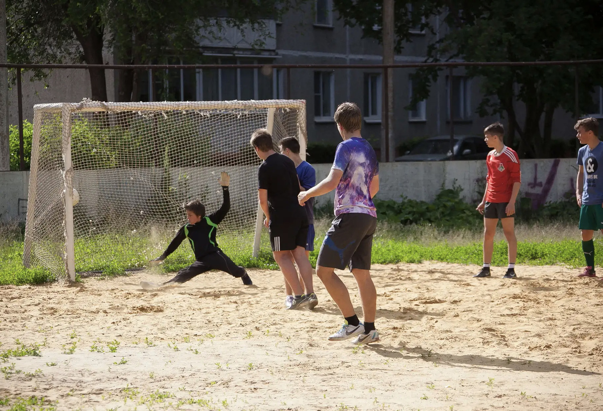 Дети во дворе. Детский дворовой футбол. Street football игра. Детский дворовой футбол. Футбол на улице.