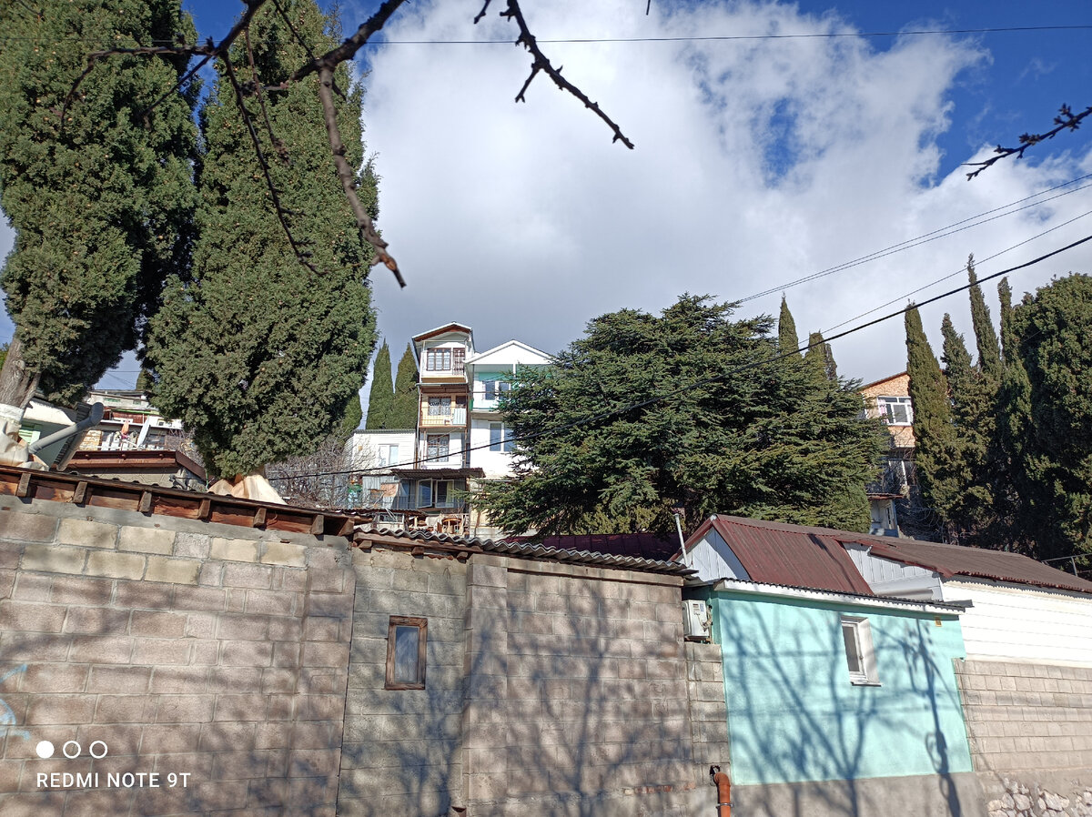 Трехэтажный домик привлек мое внимание. Вид оттуда, наверное, открывается красивый