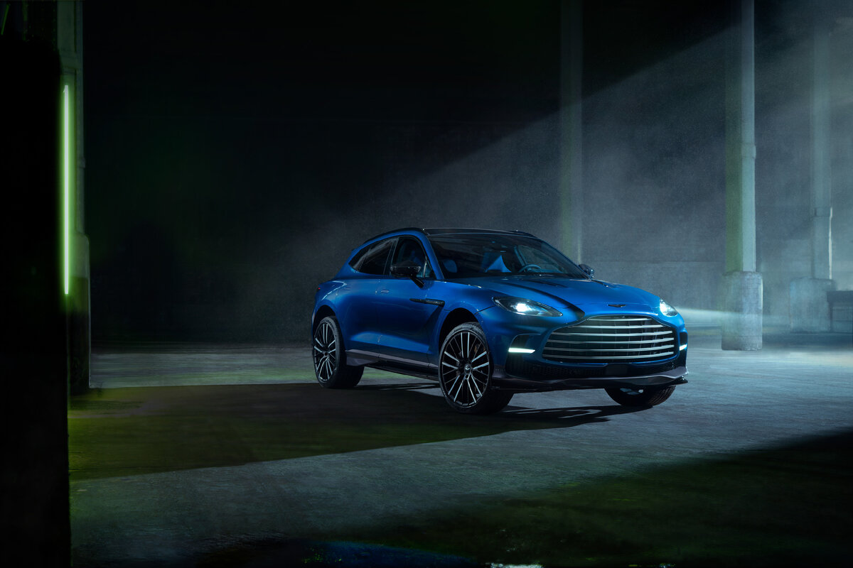 Aston Martin DBX 707: спереди обращают на себя внимание увеличенная решетка и новые ДХО