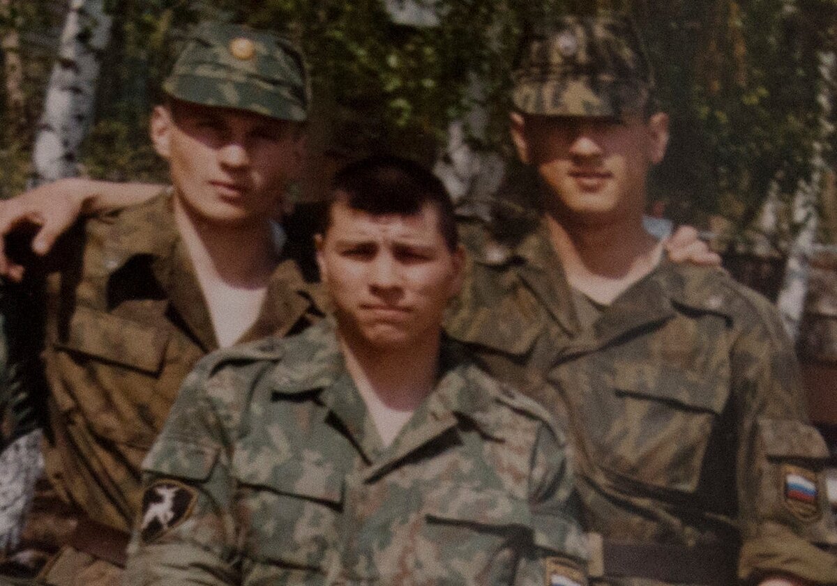 Герой в центре...