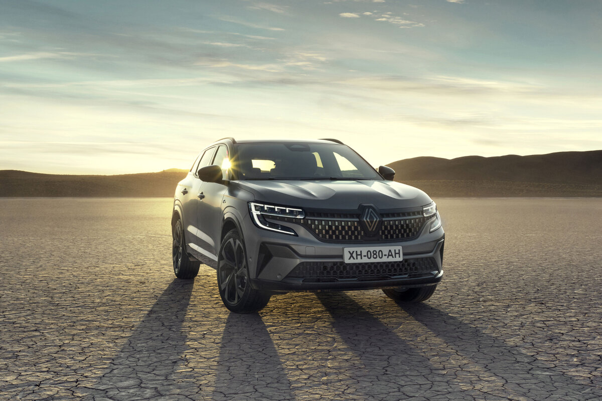 Renault Austral придают выразительности С-образные фары с ДХО.
