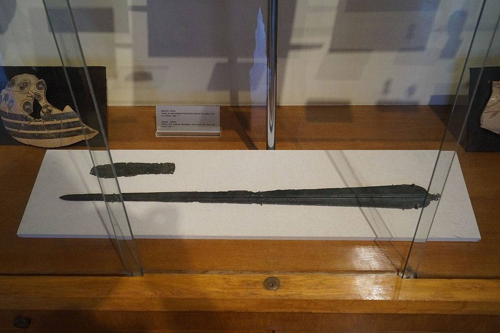 Древнейший бронзовый меч-рапира раннего бронзового века. Археологический музей Пороса, гробница №3, Греция