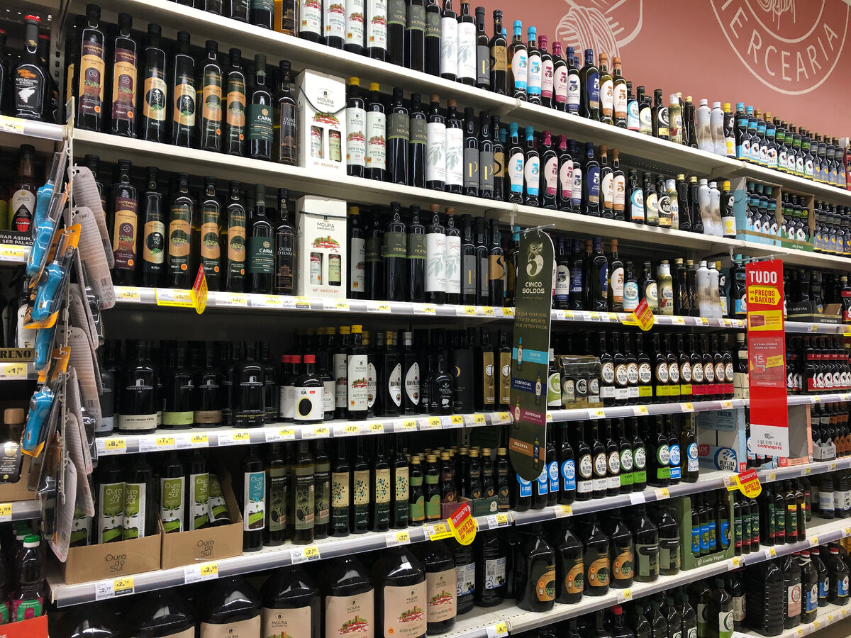 Полка с оливковым маслом в португальском супермаркете