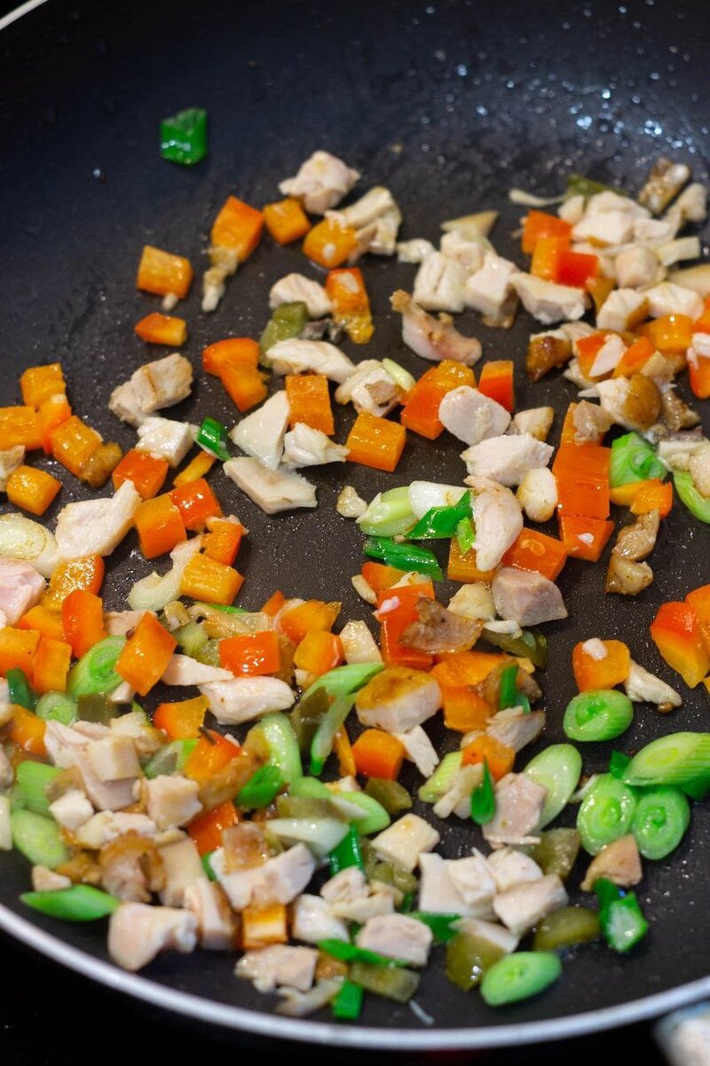 Обжариваем овощи и курицу
