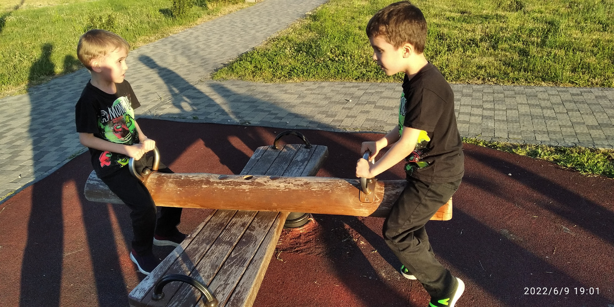 Толя с Колей на площадке 