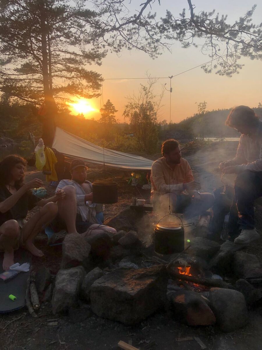 Провожаем закат на Ладожских шхерах в ожидании пасты с тунцом.