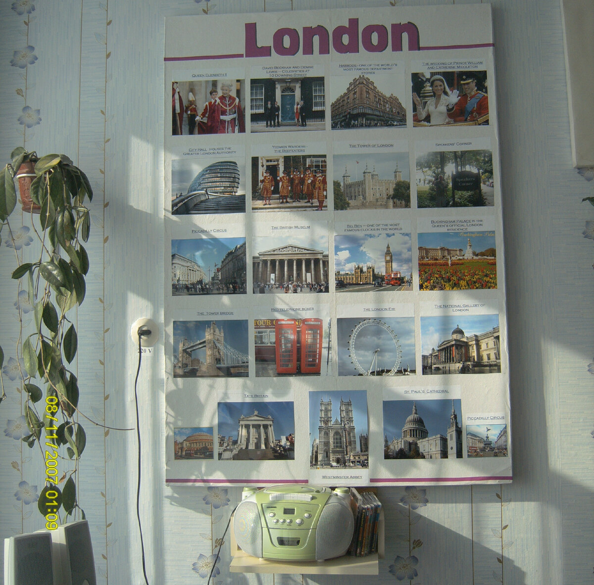 Один из стендов, а их было девять