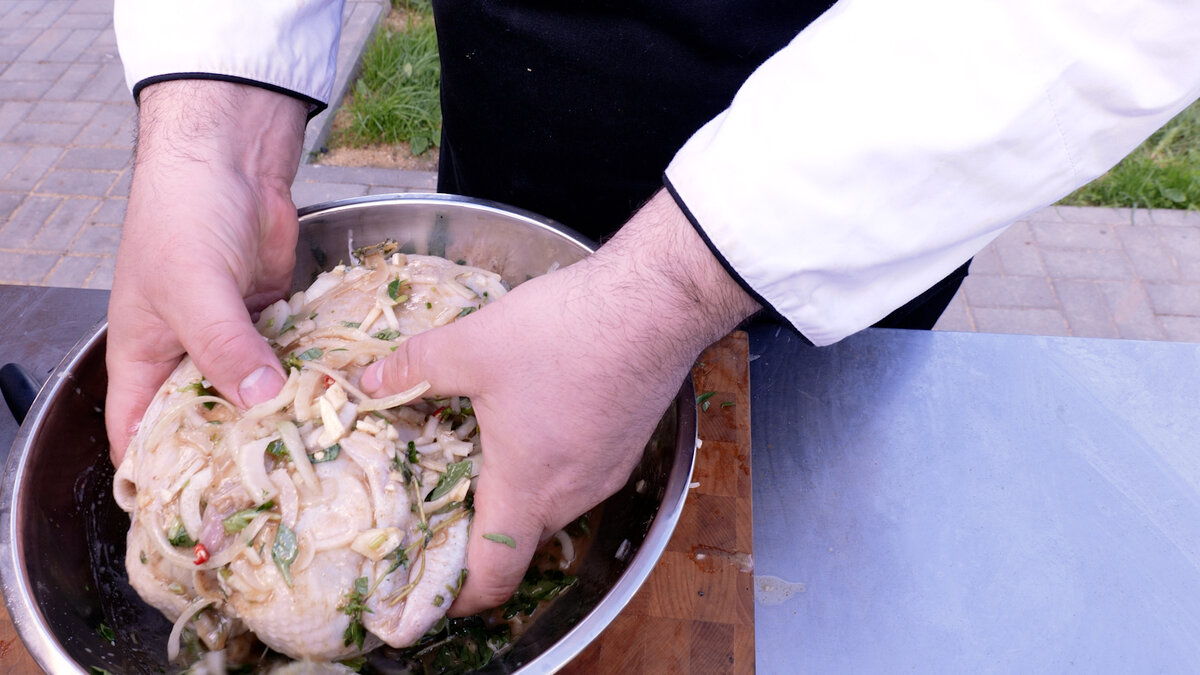 Медовая курица по-гречески, полный рецепт. Готовим на Везувии с Глебом  Астафьевым | Везувий – печи, дымоходы, чугунное литье | Дзен