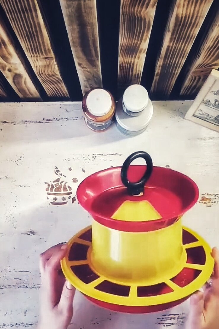 Новая кормушка имела слишком броский вид.