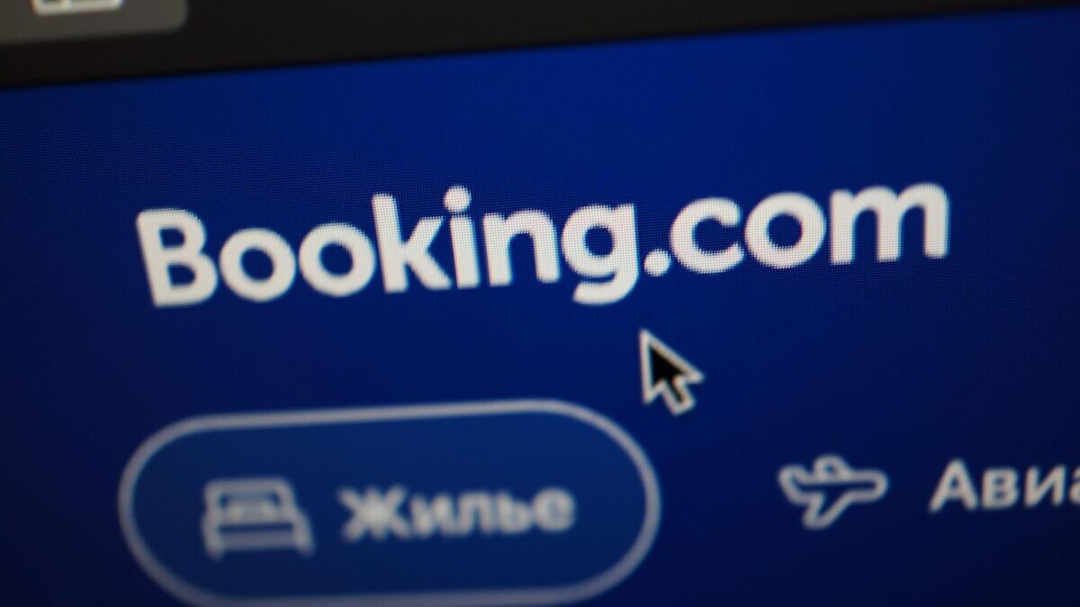    Сайт Booking.com на экране монитора© РИА Новости