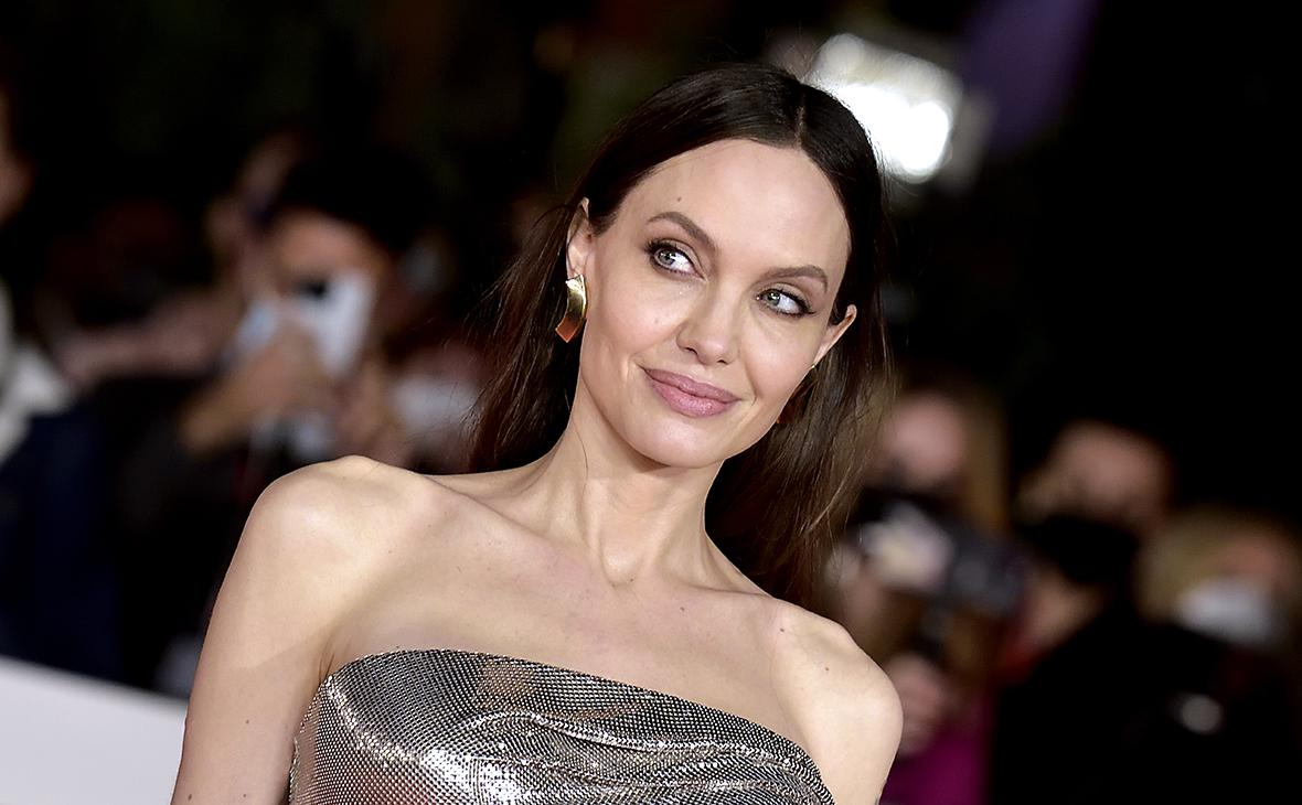 Дипфейк. Angelina Jolie учит свою дочку трахаться с ее новым парнем!