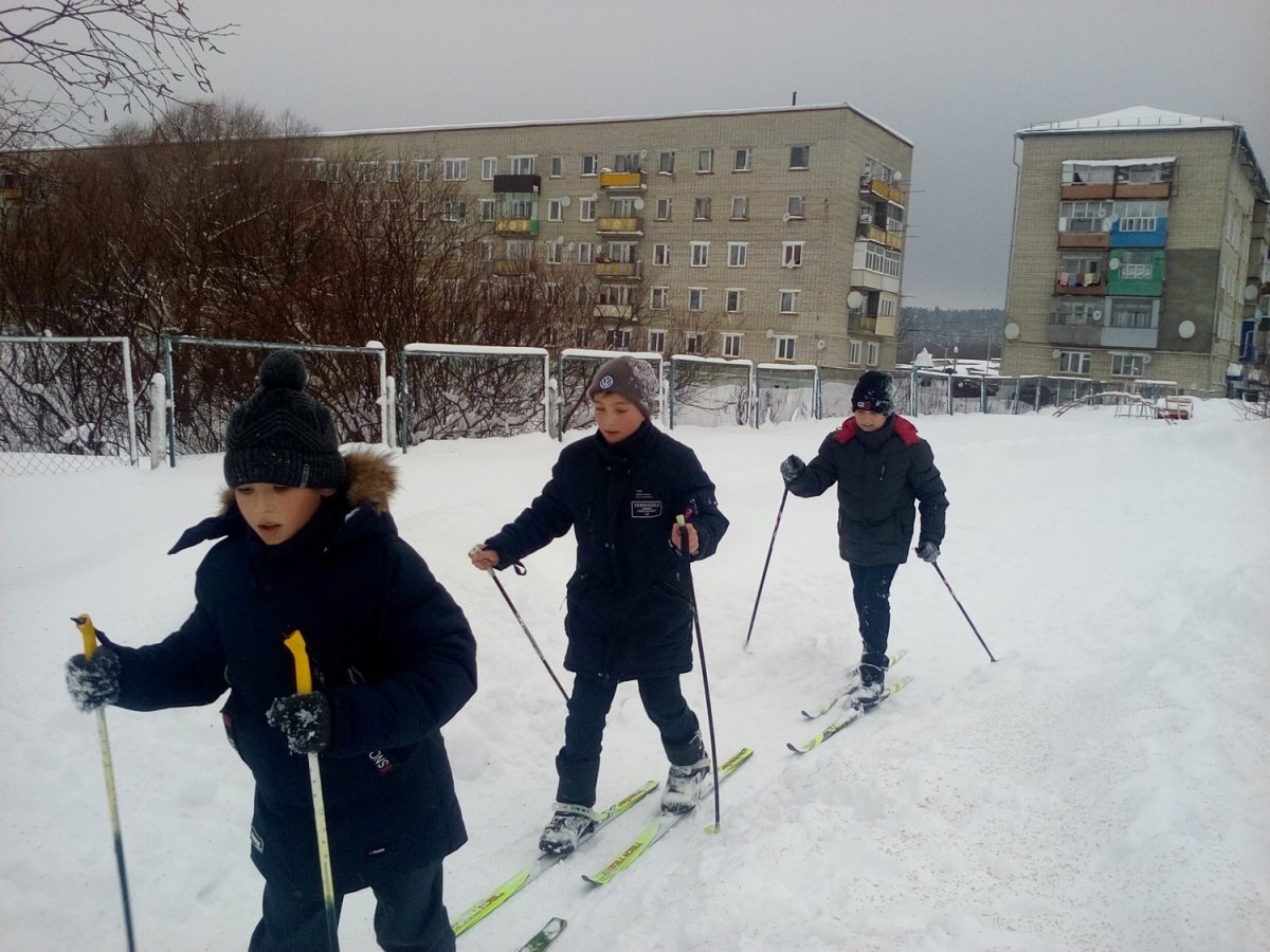 Занятия на лыжах в школе