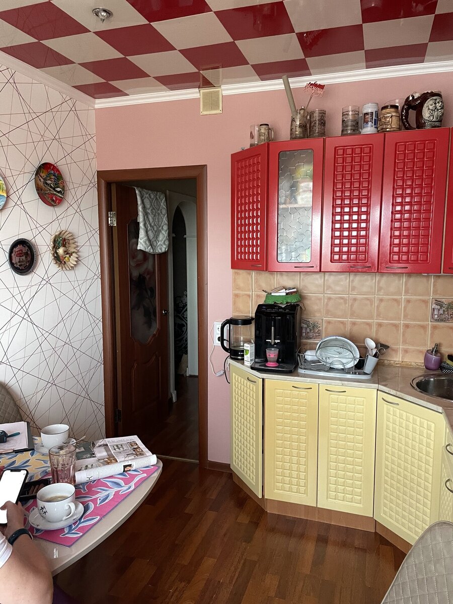     До ремонта у многих гостей начинало рябить в глазах от обилия красного цвета