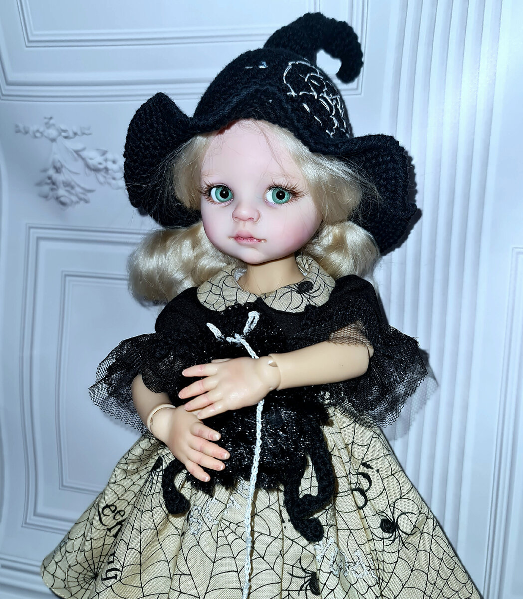 Такая довольная! Пауки ей идут. 