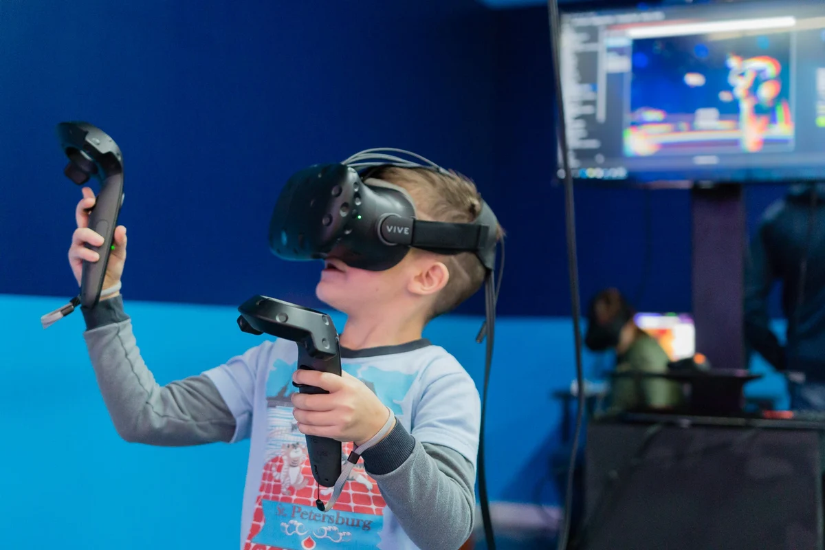 Vr москва играть. Oculus Rift 3. Виртуальная реальность дети. Детский шлем виртуальной реальности. Виртуальные очки дети.