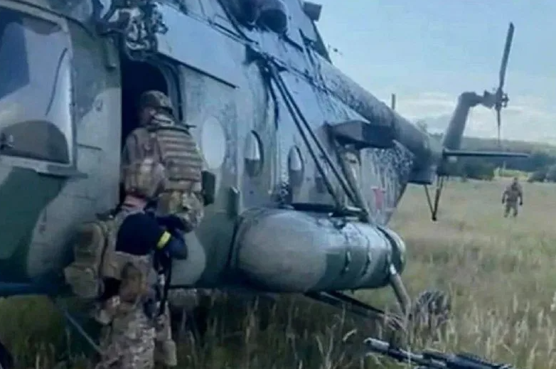 Кто угнал вертолет на украину из россии. Экипаж угнанного вертолета ми-8. Угнанный вертолет ми-8. Военный угнал вертолет на Украину. Угонщик вертолета Украине.