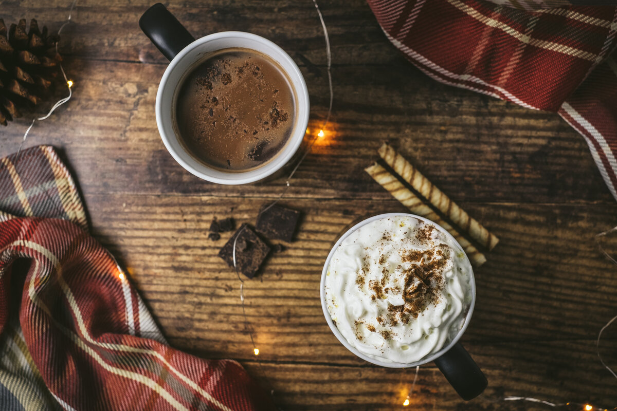Горячая кружка какао согреет в прохладную погоду и поднимет настроение. Собрали самые оригинальные рецепты приготовления этого напитка, которые придутся по вкусу всей семье. 1. Классический рецепт 2.-7