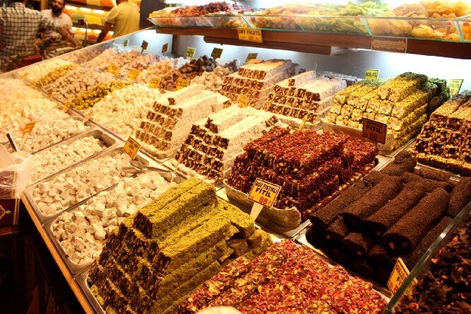 База сладости. Турецкий рынок Рахат лукум. Рахат лукум Стамбул. Рахат лукум Турция рынок. Турецкие сладости лукум рынок.