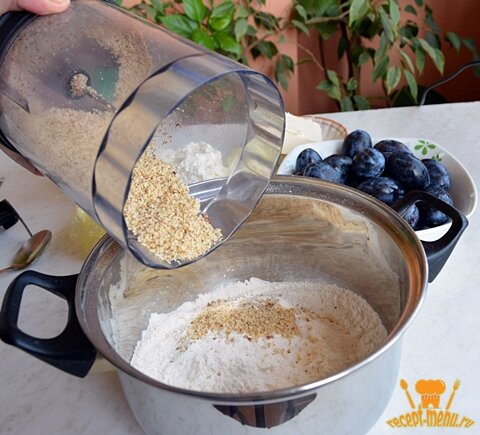 
 Масло холодное из холодильника порезала мелко и отправила к муке. Всю эту массу я перетерла до состояния крошки.