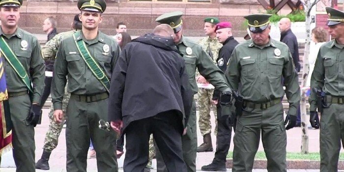 Унизительная процедура коснулась только украинцев - военнослужащие НАТО, также участвовавшие в параде, прошли без обыска