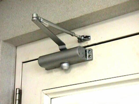  Доводчик на двери