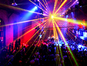 Где проводит время ночью молодёжь? Явно, молодые люди не ложатся спать в девять часов вечера, они предпочитают более активное и весёлое времяпровождение, например, танцы в ночном клубе.