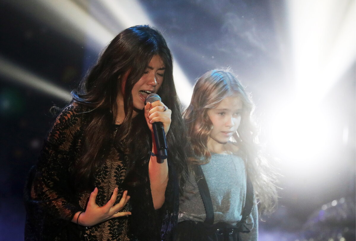 Россия. Московская область. 13 ноября 2017. Певица Полина Богусевич (слева) выступает на концерте "Рождественская песенка года" в Vegas City Hall. Вячеслав Прокофьев/ТАСС