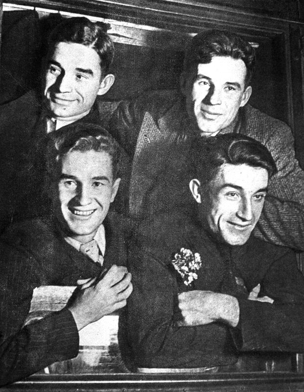 
Братья Старостины, 1936 г. Внизу слева направо: Петр и Андрей, вверху слева направо: Николай и Александр. Фото: РИА Новости
