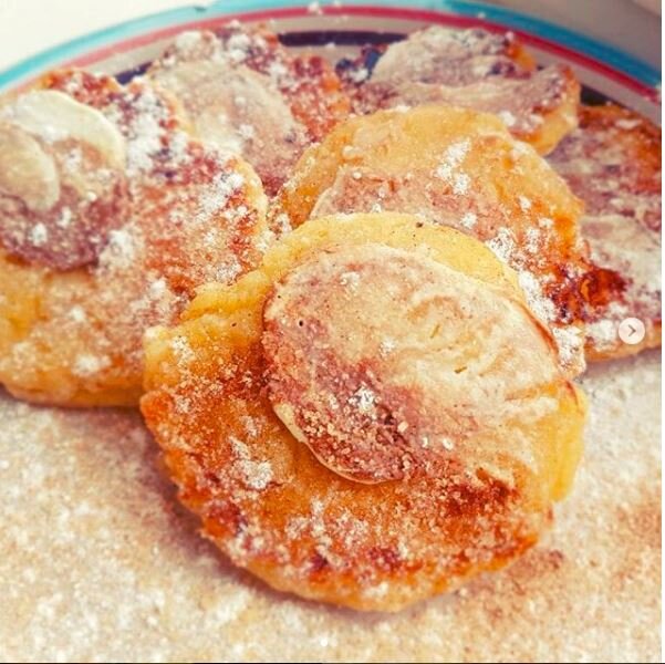 Вкусное утро 😁 банановые с шоколадом 👌🙄 Рецепт: 🔻🔻🔻🔻🔻🔻🔻🔻🔻🔻🔻🔻🔻🔻
🔸зерненый творог в сливках 130 гр.
🔸один желток
🔸три столовые ложки сахара
🔸половина банана
🔸всё вышеперечисленное смешать до однородной массы
🔸добавить муку 130 гр. и снова всё смешать
🔸обжарить с обеих сторон на сливочном масле до золотистости
🔸на каждый сырник кладём кусочек шоколада и накрываем крышкой
🔸жарим на медленном огне еще минуту и выключаем, не снимая крышку, что бы шоколад растопился
🔸посыпаем ванильным сахаром и корицей
Приятного аппетита! Вкусные как горячие, так и холодные 😄😄😄