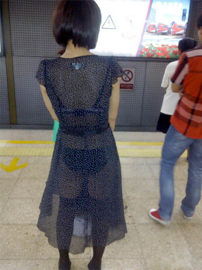Прозрачные платья в метро