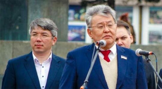 «И сам район благодатный. Он заслуживает лучшей участи, нежели быть на новостных лентах как поле конфликта. У нас такая установка: если две стороны не могут договориться, то им обеим нужно уходить. Я думаю, это справедливо, потому что если люди пришли работать, то они должны работать. Если не можете договориться – уходите оба. Это должно быть понятно не только к Тункинскому району, но и любому району или даже органу. Мы настроены на то, чтобы было взаимодействие», - резюмировал Баир Цыренов.
К слову, одна из сторон противостояния уже «ушла» - Тункинский районный суд распустил райсовет. Поэтому речь может идти только об администрации Альхеева.


Алексей Цыденов и Баир Цыренов
