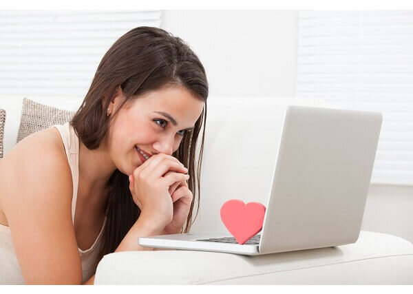 Пассивно – это значит, что она очень хочет, она об этом мечтает, она рассказывает всем подругам, о том, что она хочет выйти замуж, но практически ничего для этого не делает. Она считает, что где-то ходит ее половинка и что если уготовано судьбой, то она обязательно его встретит. Круг ее знакомых остается неизменным уже месяцы или даже годы, ее маршруты следования остаются такими же, и она искренне верит, что прекрасный принц прискачет на 8-ой этаж ее панельки в Бирюлево, если так судьбой уготовано. Минус один – у этих женщин на лбу надпись: “Ищу мужа”. И именно она отталкивает большинство мужчин.