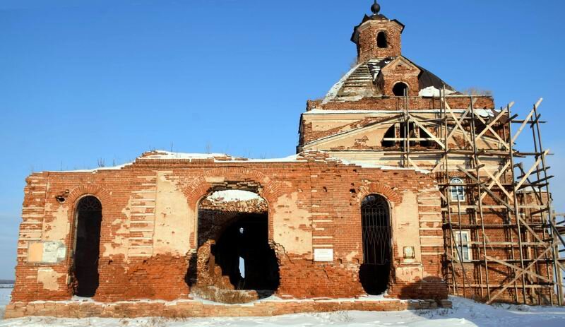Руины Тихвинской церкви, село Рыбниковское.

