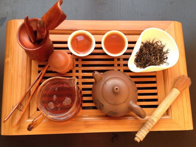 Как сделать заварку. Китайская чайная церемония гунфу ча. Китайские приспособления для заварки чая. Деревянная посуда для заварки чая. Китайская чайная церемония в древнем Китае.