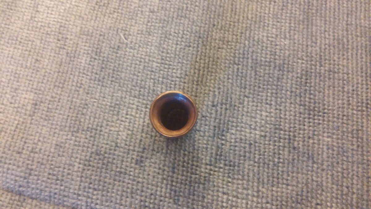 Это с того же кондиционера, газовая трубка. Хорошо видно, что плотного прилегания не было, все держалось на "волоске". У этого кондиционера всё закончилось как раз смертью компрессора!