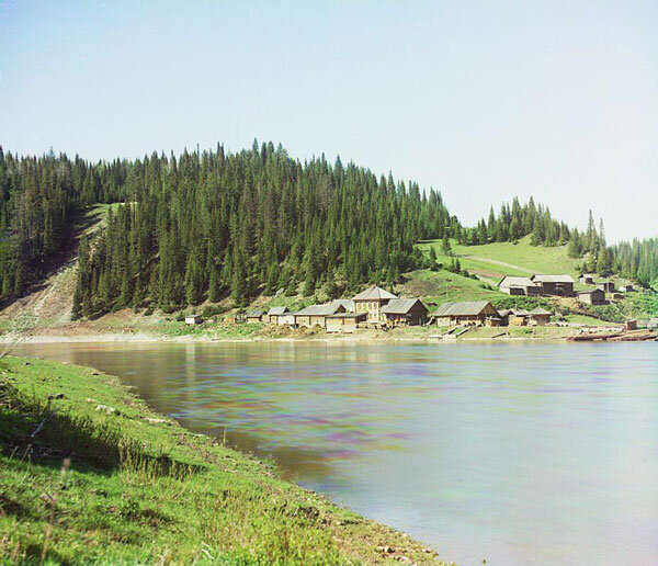 Деревня Рассольная. В настоящее время уже не существует. О бывшем здесь населенном пункте напоминают лишь остатки плотины в устье речки Рассольная.