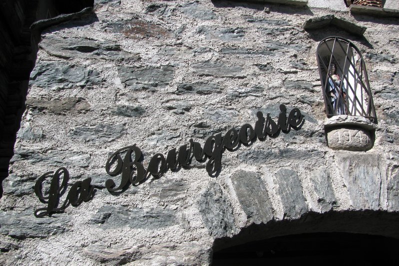 Вывеска на входе в дом. Совсем неприметная 
