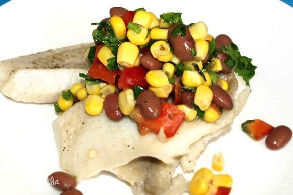 ШАГ 1Филе тилапии промыть, обсушить бумажными полотенцами. Смазать оливковым маслом. Посолить, поперчить по вкусу.ШАГ 2В глубокой сковороде вскипятить воду. Опустить в кипящую воду рыбу и варить на очень медленном огне 5-7 минут до полной готовности.ШАГ 3Пока рыба готовится делаем сальсу. В миске смешиваем оливковое масло, яблочный уксус, соль, перец, орегано (сухой или свежий) и мелко рубленную зелень.Яндекс.ДиректНужны деньги?Решаем ваши финансовые проблемы. Оформим за 15 минут. ШАГ 4Сладкий перец очищаем от семян и перегородок. Мелко режем и добавляем в миску к заправке.ШАГ 5Порубить мелко зеленый лук и отправить к сладкому перцу.ШАГ 6Нам необходимы для сальсы сладкая кукуруза и фасоль. Идем легким путем и берем продукцию ТМ «Фрау Марта».ШАГ 7Добавляем кукурузу и фасоль к остальным ингредиентам. При желании можно добавить чеснок.ШАГ 8Все смешиваем. Если необходимо, то добавить соль и перец.ШАГ 9Рыба готова, сальса готова. На тарелку выкладываем два кусочка тилапии, сверху выкладываем сальсу. Блюдо готово и можно подавать.ШАГ 10Приятного аппетита!