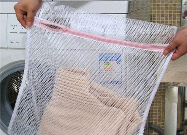 Предназначен для того, чтобы защищать трикотажные и шерстяные вещи от образования катышков и потери формы. В нём удобно стирать вещи с замками или кнопками: сами не порвутся и стиральную машину не испортят. Также он выручает при стирке носков и других мелких вещей.