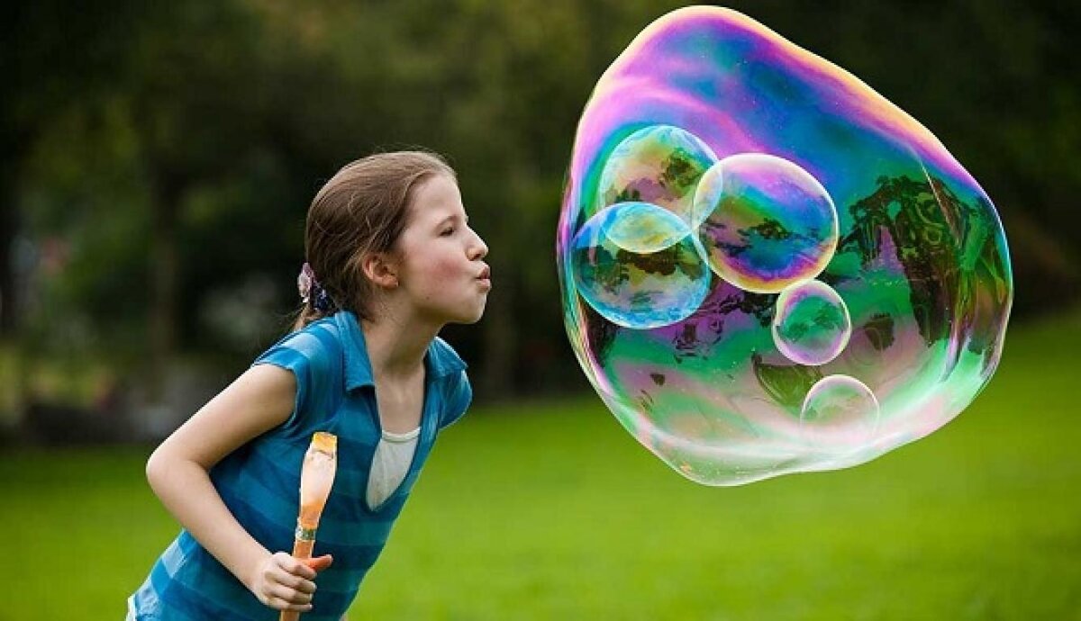 Мыльные пузыри в домашних условиях для детей. Мыльные пузыри. Гигантские мыльные пузыри. Радужные мыльные пузыри. Надувание мыльных пузырей.