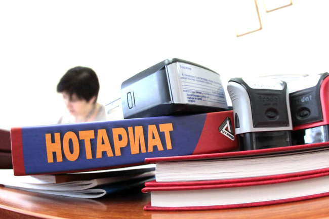 Председатель Комитета Госдумы по государственному строительству и законодательству Павел Крашенинников выступил за расширение роли нотариата.
 Специалисты обсуждают возвращение обязательного нотариального оформления сделок с недвижимостью, а также расширения списка электронных нотариальных действий. В среду эти вопросы были среди ключевых на V Конгрессе нотариусов Российской Федерации, прошедшем в Москве.
"Нотариатом создана мощная электронная инфраструктура, обеспечивающая безопасность и сохранность юридически значимых действий, а также скорость и качество нотариальных услуг, - рассказал Павел Крашенинников. - В этой связи предстоит дальнейшее развитие правового регулирования в сфере нотариата и повышение его роли в защите прав и законных интересов граждан".

